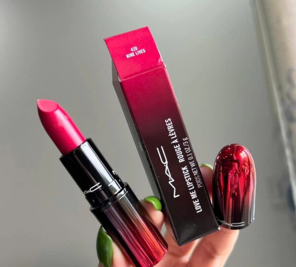 Son Mac 420 Nine Lives Love Me Lipstick – Màu Hồng Đỏ